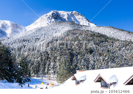 長野県の八ヶ岳雪山登山 行者小屋から見る阿弥陀岳 長野県の八ヶ岳雪山登山 行者小屋から見る阿弥陀岳 105612466