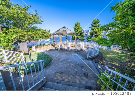 日本の東京都市景観 相生橋たもとの江東区立「中の島公園」などを望む(画面右奥は豊洲) 日本の東京都市景観 相生橋たもとの江東区立「中の島公園」などを望む(画面右奥は豊洲) 105612488