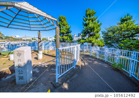日本の東京都市景観 相生橋たもとの江東区立「中の島公園」などを望む（画面奥は豊洲） 105612492