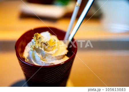 金沢のカフェで食べた金箔ソフトクリーム 金沢のカフェで食べた金箔ソフトクリーム 105613083