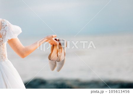 ヒールを持った前撮りの撮影イメージ 105613456