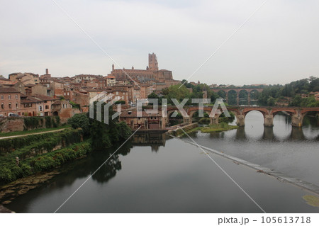 フランス アルビ サントセシル大聖堂、ポン・ヴィユー、旧市街のパノラマビュー フランス アルビ サントセシル大聖堂、ポン・ヴィユー、旧市街のパノラマビュー 105613718