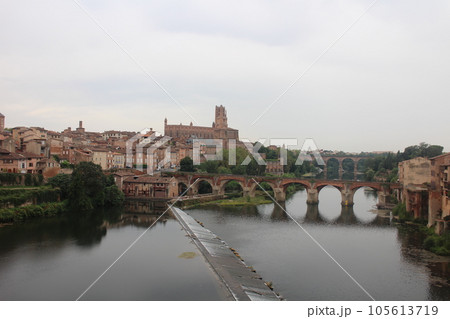 フランス アルビ サントセシル大聖堂、ポン・ヴィユー、旧市街のパノラマビュー フランス アルビ サントセシル大聖堂、ポン・ヴィユー、旧市街のパノラマビュー 105613719