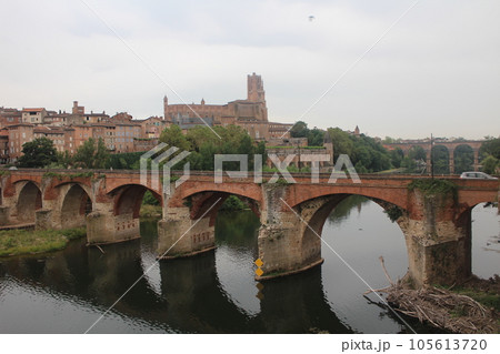 フランス　アルビ　サントセシル大聖堂、ポン・ヴィユー、旧市街のパノラマビュー 105613720