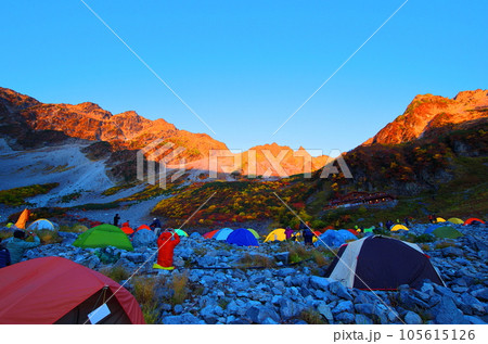 絶景！涸沢カールの紅葉モルゲンロート 105615126