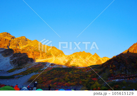 絶景!涸沢カールの紅葉モルゲンロート 絶景!涸沢カールの紅葉モルゲンロート 105615129