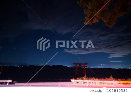 白髭神社　湖中大鳥居の夜景・鳥居と星空（滋賀県高島市　琵琶湖畔　白髭神社　別名：白鬚明神、比良明神） 105616585