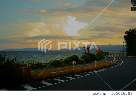 白髭神社 湖中大鳥居の夕景(滋賀県高島市 白髭神社 別名:白鬚明神、比良明神 琵琶湖畔) 白髭神社 湖中大鳥居の夕景(滋賀県高島市 白髭神社 別名:白鬚明神、比良明神 琵琶湖畔) 105616588