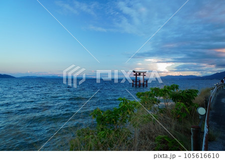 白髭神社　湖中大鳥居（滋賀県高島市　琵琶湖畔　白髭神社　別名：白鬚明神、比良明神） 105616610