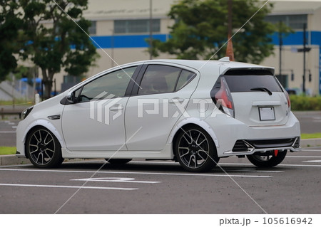 白い国産ハイブリット車 105616942