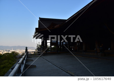 日本の京都 春の清水寺 清水の舞台と呼ばれる本堂からの展望 美しい朝日と街並み 本堂の木造の床と屋根 日本の京都 春の清水寺 清水の舞台と呼ばれる本堂からの展望 美しい朝日と街並み 本堂の木造の床と屋根 105617640