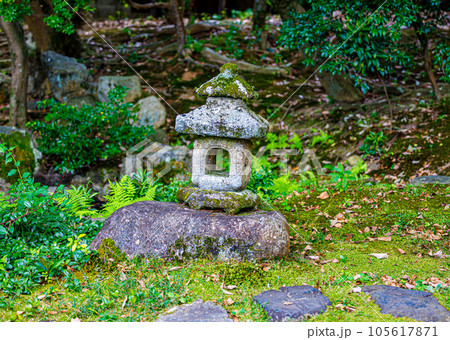 京都、白沙村荘の石灯籠 105617871