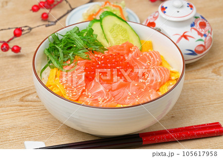 サーモン親子丼（サーモン刺身とイクラ）錦糸卵、胡瓜、シソをトッピング。 105617958