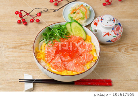サーモン親子丼(サーモン刺身とイクラ)錦糸卵、胡瓜、シソをトッピング。 サーモン親子丼(サーモン刺身とイクラ)錦糸卵、胡瓜、シソをトッピング。 105617959