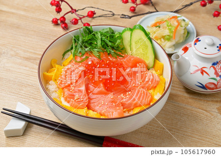 サーモン親子丼（サーモン刺身とイクラ）錦糸卵、胡瓜、シソをトッピング。 105617960