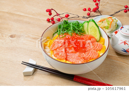 サーモン親子丼（サーモン刺身とイクラ）錦糸卵、胡瓜、シソをトッピング。 105617961