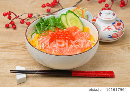 サーモン親子丼（サーモン刺身とイクラ）錦糸卵、胡瓜、シソをトッピング。 105617964