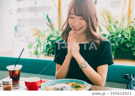 ランチを食べる笑顔のビジネスウーマン 105618421