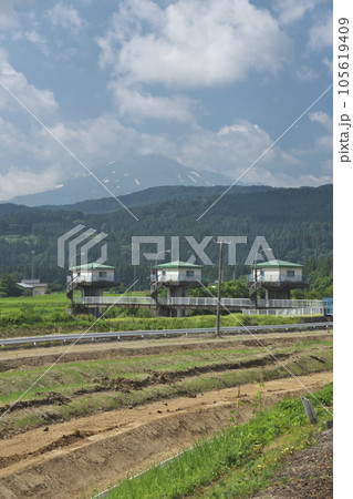 由利高原鉄道から見える滝沢頭首工と真夏の鳥海山 105619409