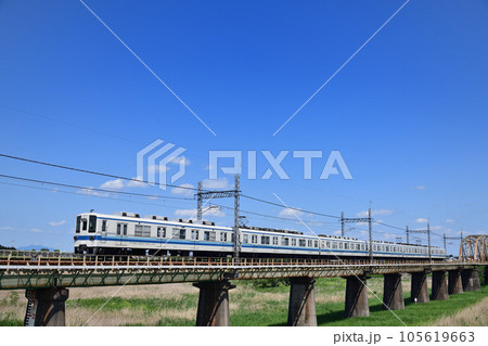 江戸川橋梁を渡る東武野田線の8000型電車 105619663