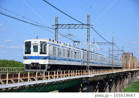 江戸川に架かる鉄橋を渡る東武野田線の電車 江戸川に架かる鉄橋を渡る東武野田線の電車 105619667