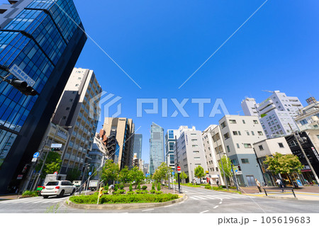 【東京都】8月・青空の東京都、虎ノ門ヒルズを望む 【東京都】8月・青空の東京都、虎ノ門ヒルズを望む 105619683