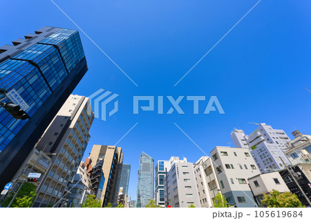 【東京都】8月・青空の東京都、虎ノ門ヒルズを望む 【東京都】8月・青空の東京都、虎ノ門ヒルズを望む 105619684