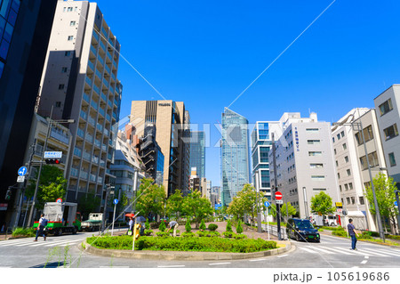 【東京都】8月・青空の東京都、虎ノ門ヒルズを望む 【東京都】8月・青空の東京都、虎ノ門ヒルズを望む 105619686