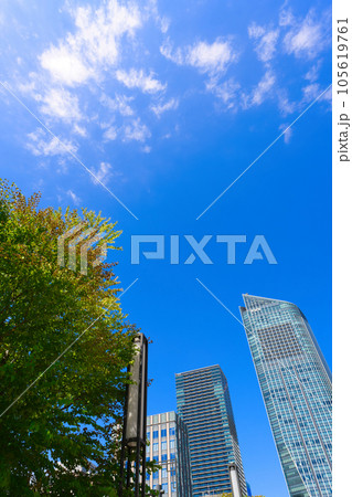 【東京都】8月・青空の東京都、虎ノ門ヒルズを望む 【東京都】8月・青空の東京都、虎ノ門ヒルズを望む 105619761
