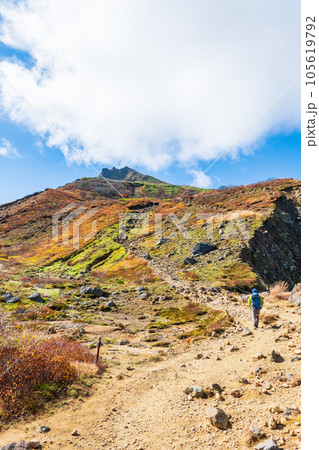 秋の磐梯山登山：沼ノ平～天狗岩（登山道から磐梯山を望む） 105619792