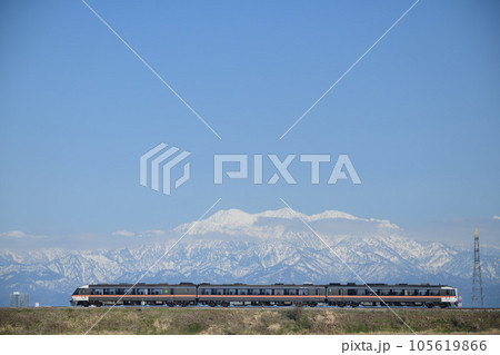 立山連峰を背景に走るキハ85系高山本線特急ひだ号 105619866
