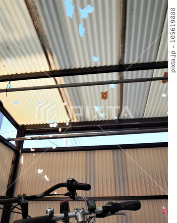 自転車置き場の雹による自然災害 自転車置き場の雹による自然災害 105619888