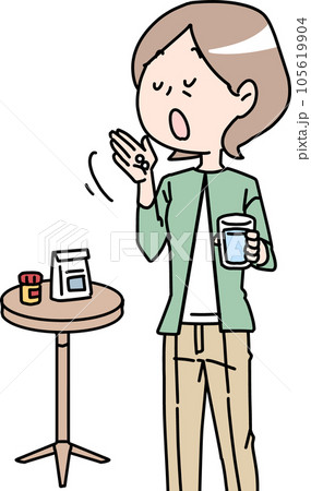 薬を飲む年配女性 105619904