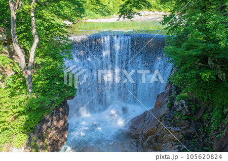湯吹きの滝 湯檜曽川 真夏の風景 みなかみ町 湯吹きの滝 湯檜曽川 真夏の風景 みなかみ町 105620824