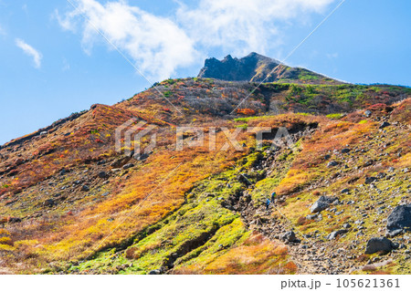 秋の磐梯山登山:天狗岩付近から磐梯山頂を望む 秋の磐梯山登山:天狗岩付近から磐梯山頂を望む 105621361