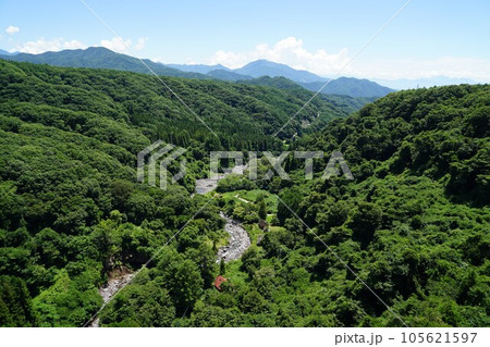 山梨県北杜市の八ヶ岳高原大橋から臨む川俣川の風景 山梨県北杜市の八ヶ岳高原大橋から臨む川俣川の風景 105621597