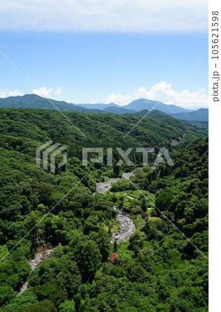 山梨県北杜市の八ヶ岳高原大橋から臨む川俣川の風景 山梨県北杜市の八ヶ岳高原大橋から臨む川俣川の風景 105621598