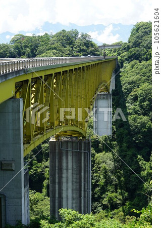 山梨県北杜市の八ヶ岳高原大橋の風景 105621604