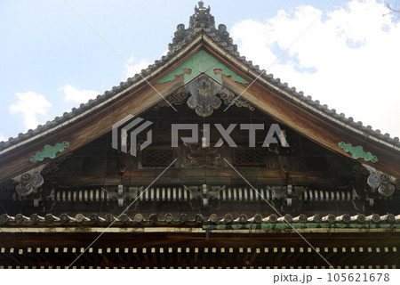 京都清涼寺本堂鬼瓦と破風懸魚 105621678