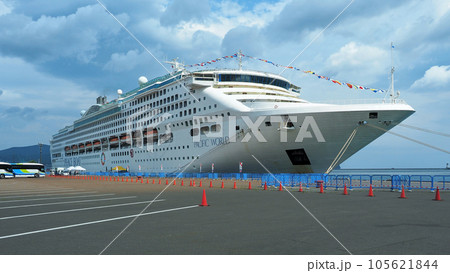 クルーズ客船パシフィック・ワールド　小樽港勝内ふ頭 105621844