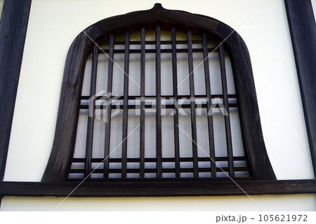 京都清涼寺本堂裏の火灯窓-2 105621972