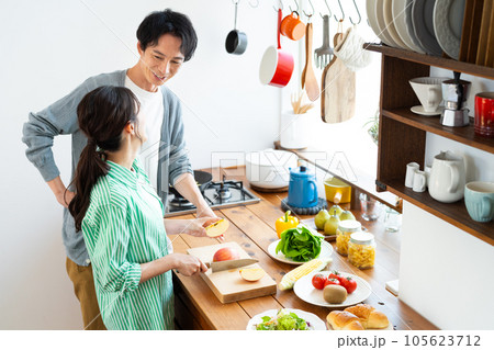 キッチンで料理する若い夫婦 105623712