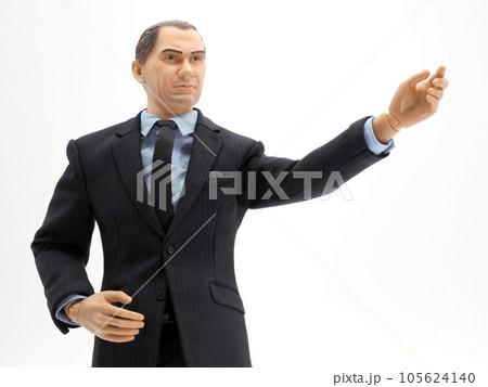 手を挙げ訴求するビジネスマン　フィギュア 105624140