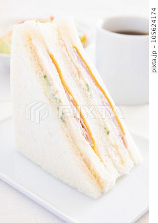 美味しいツナハムチーズサンドとサラダとコーヒーのモーニング 105624174
