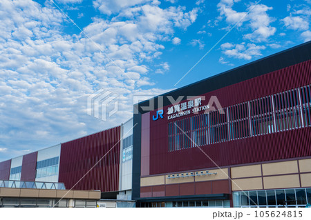 夏の朝の空と北陸新幹線加賀温泉駅の風景｜2023年8月撮影｜石川県加賀市 105624815