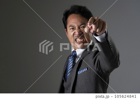 怒るミドルエイジのビジネスマン　黒背景 105624841