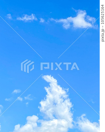 青空に浮かぶ恐竜の形をした雲（スマホ写真） 105625164