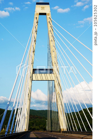 青空に映える白い橋　”星降る里大橋”　北海道 105625302