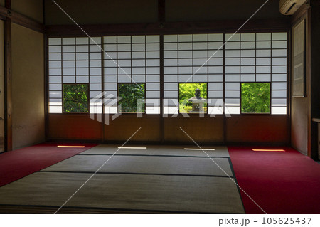 雲龍院　蓮華の間　しきしの景色　新緑の季節（京都） 105625437