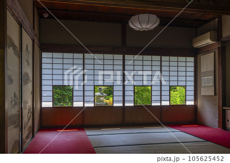 雲龍院 蓮華の間 しきしの景色 新緑の季節(京都) 雲龍院 蓮華の間 しきしの景色 新緑の季節(京都) 105625452